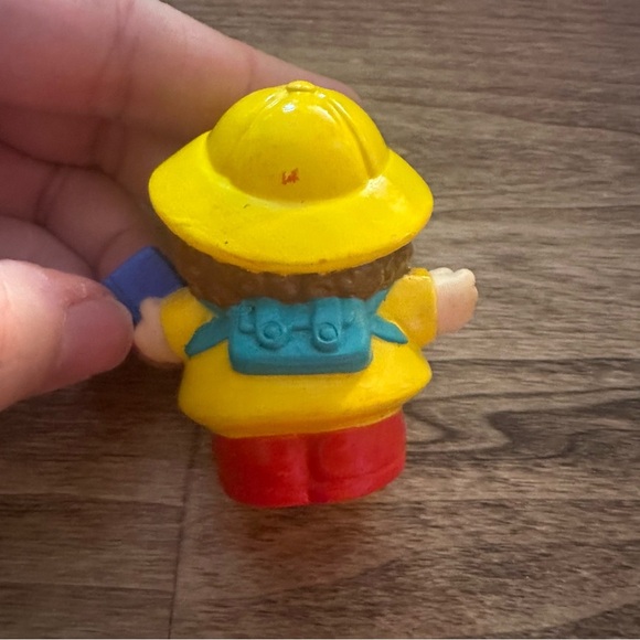 Fischer Price LITTLE PEOPLE MAGGIE Figure 2001 Raincoat Glasses Text Book School - Picture 4 of 8